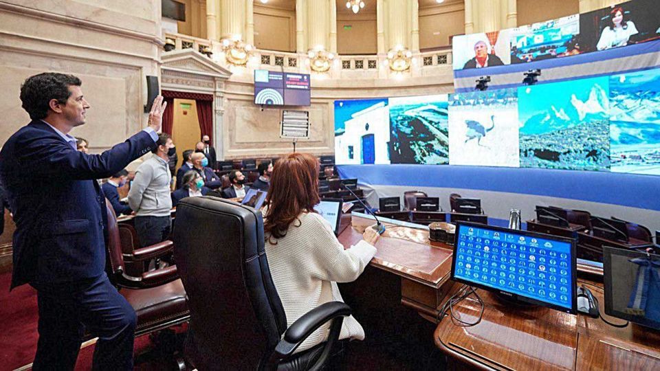 Soledad. La vicepresidenta no aceptó el pedido de la oposición y estará ella sola en el recinto.