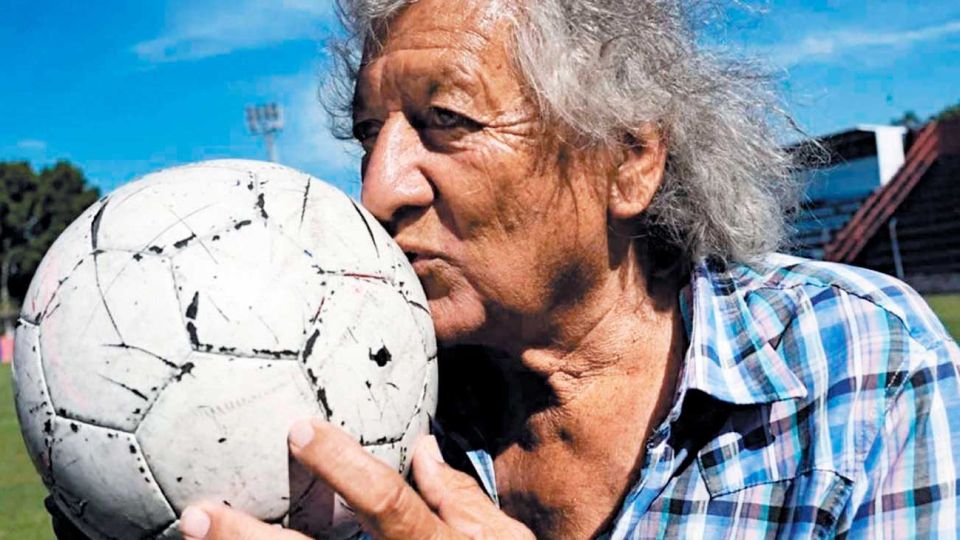 Primer amor. El Trinche y la pelota. Brilló en Central Córdoba, pero el mundo del fútbol lo reconoció. La despedida de Maradona, la AFA y Rosario Central.