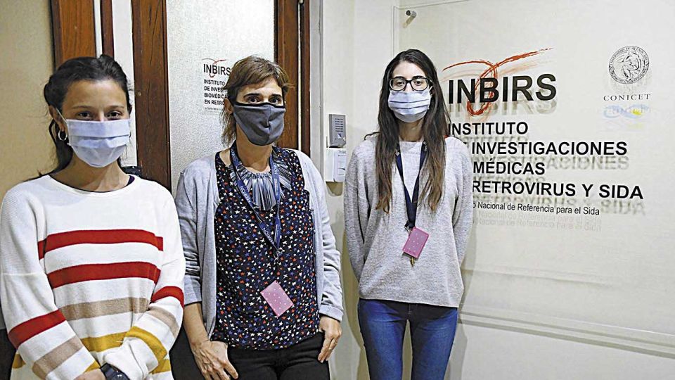 Equipo. Inés Sananez, Lourdes Arruvito y Vanesa Seery estudiarán la prevalencia de coronavirus en niños, niñas y adolescentes del AMBA y su respuesta inmune. También participa el Hospital de Niños Pedro Elizalde (ex casa Cuna).