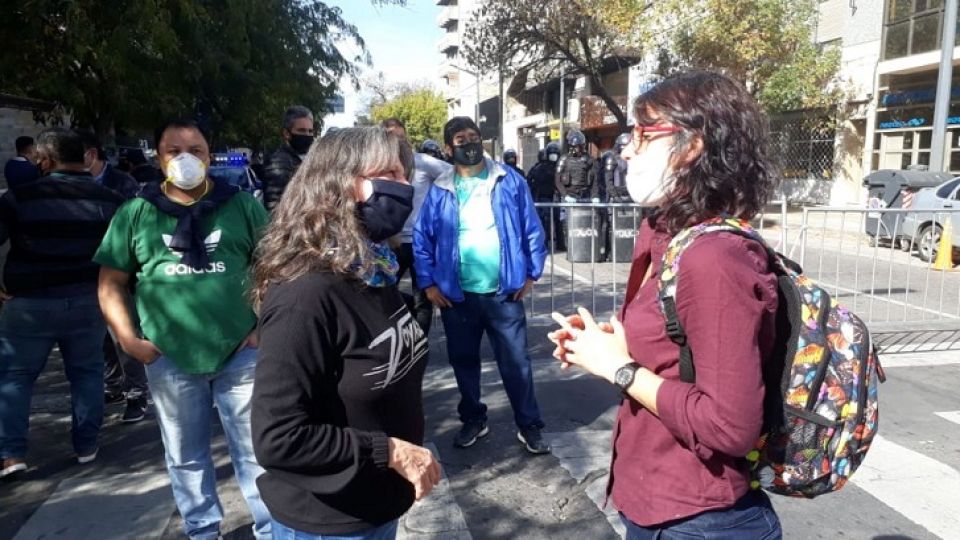 ESCALA LA TENSIÓN. Biolatto el viernes al mediodía en las inmediaciones del Concejo.