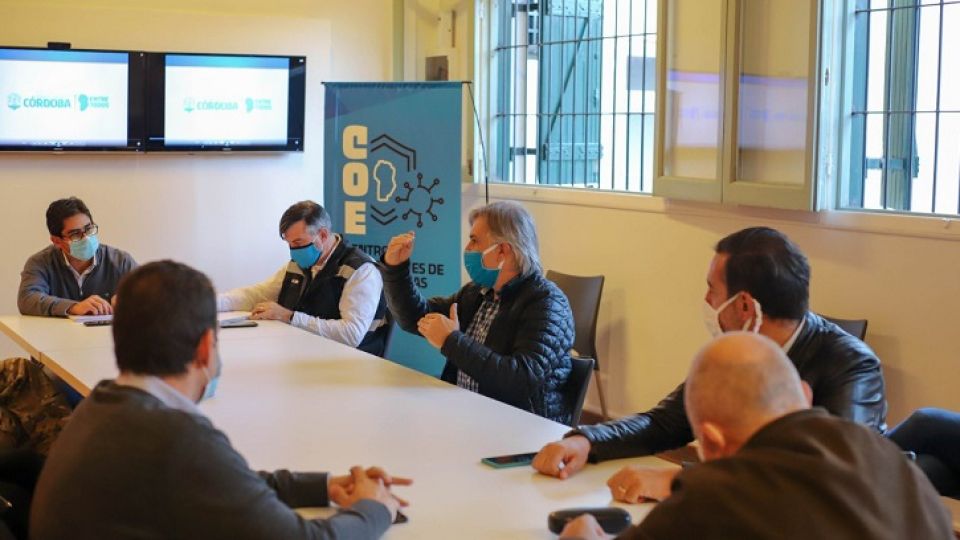 AVANZADA. Llaryora estuvo ayer en el COE junto a Siciliano. El intendente va por una nueva fase en el cruce al Suoem.