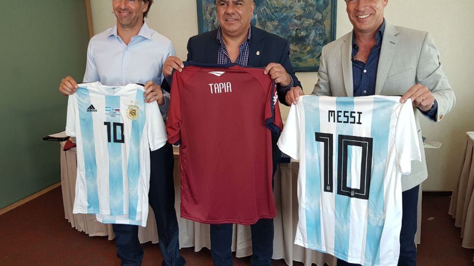 Con voto y sin voz. Escribano y Fassi rodean a Tapia. Los dirigentes cordobeses serán asambleístas pero Talleres no tendrá presencia en el Comité Ejecutivo de la AFA.