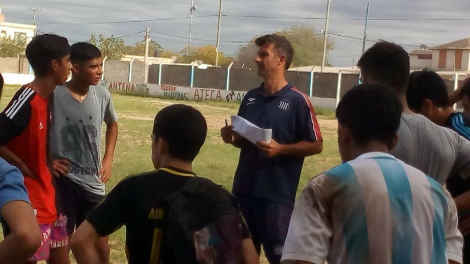 Modo presencial. Hernán Llano, director de scouting de Talleres, en una de las pruebas de jugadores que habitualmente realiza el club albiazul.