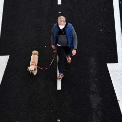 Un hombre con una máscara pasea a su perro en Madrid el 10 de mayo de 2020, durante las horas permitidas por el gobierno para hacer ejercicio, durante el cierre nacional para prevenir la propagación de la enfermedad COVID-19. - Las dos ciudades más grandes de España, Madrid y Barcelona, no entrarán en la próxima fase de cierre del coronavirus junto con muchas otras regiones la próxima semana. (Foto por Gabriel BOUYS / AFP) | Foto:AFP