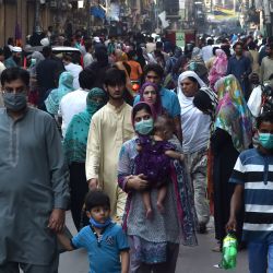 Se ve un mercado abarrotado durante un bloqueo nacional del gobierno impuesto como medida preventiva contra el coronavirus COVID-19, en Lahore el 10 de mayo de 2020. (Foto de Arif ALI / AFP) | Foto:AFP