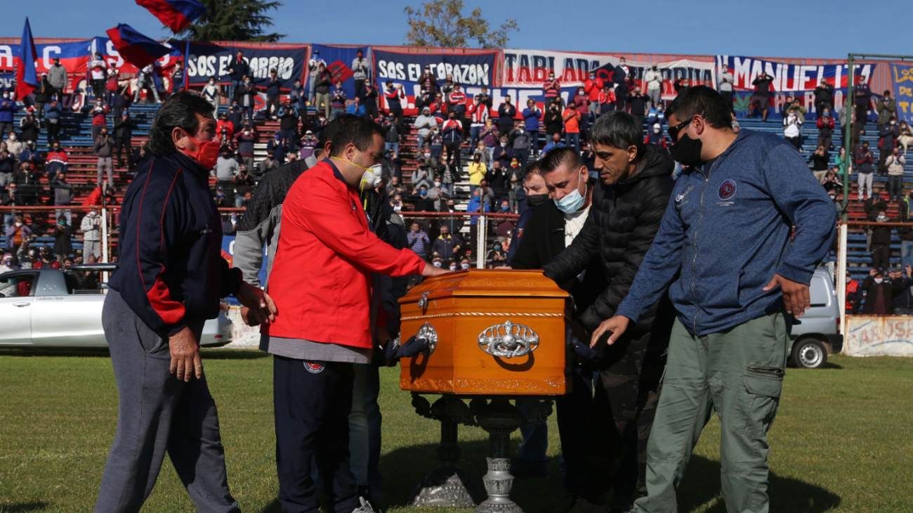 Una de las imágenes del funeral del Trinche Carlovich.