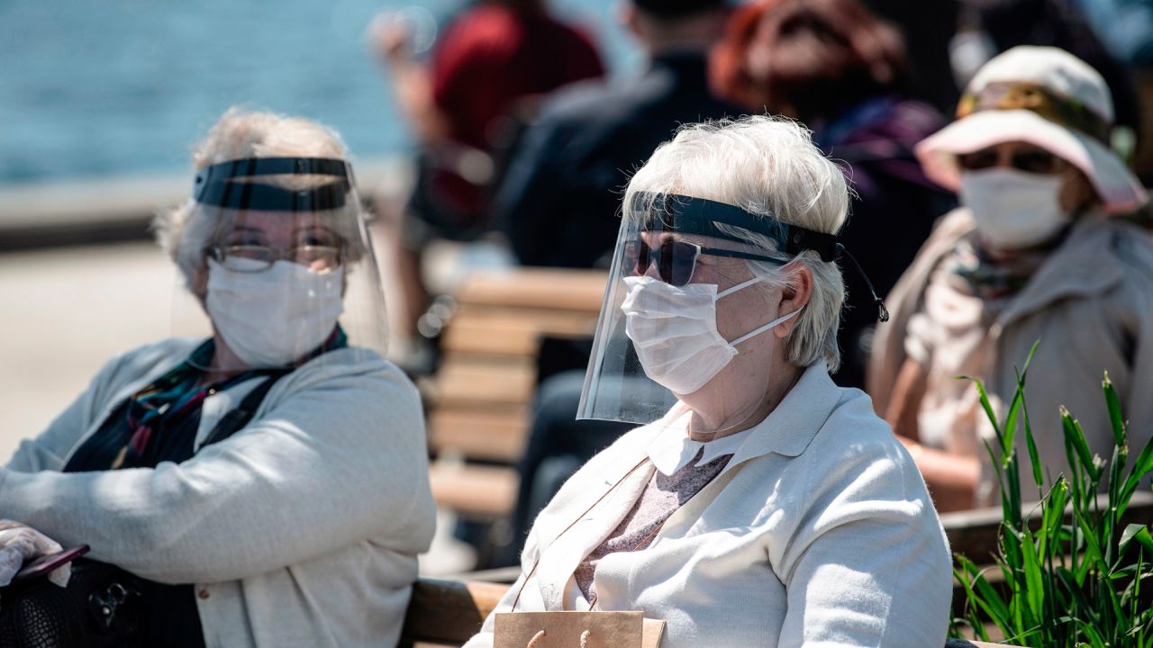 Las mujeres mayores con máscaras protectoras se sientan a una distancia social requerida a lo largo de la costa el 10 de mayo de 2020, en Kabatas en Estambul, después de un mes y medio de restricciones de encierro destinadas a detener la propagación del nuevo coronavirus, COVID-19. - Los turcos de 65 años o más el 10 de mayo de 2020 describieron su alegría después de que el gobierno les permitió salir por primera vez en casi dos meses para aliviar las restricciones del coronavirus. Mientras que 24 provincias, incluidas Ankara y Estambul, están sujetas a un bloqueo de fin de semana, el presidente Recep Tayyip Erdogan dijo la semana pasada que las personas mayores podrían abandonar sus hogares entre las 0800 GMT y las 1200 GMT el 10 de mayo. (Foto de Ozan KOSE / AFP) | Foto:AFP