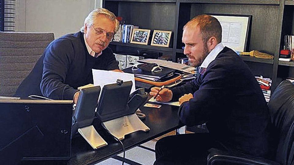 Desayuno. Alberto Fernández, ayer, junto al ministro Martín Guzmán en la residencia de Olivos.