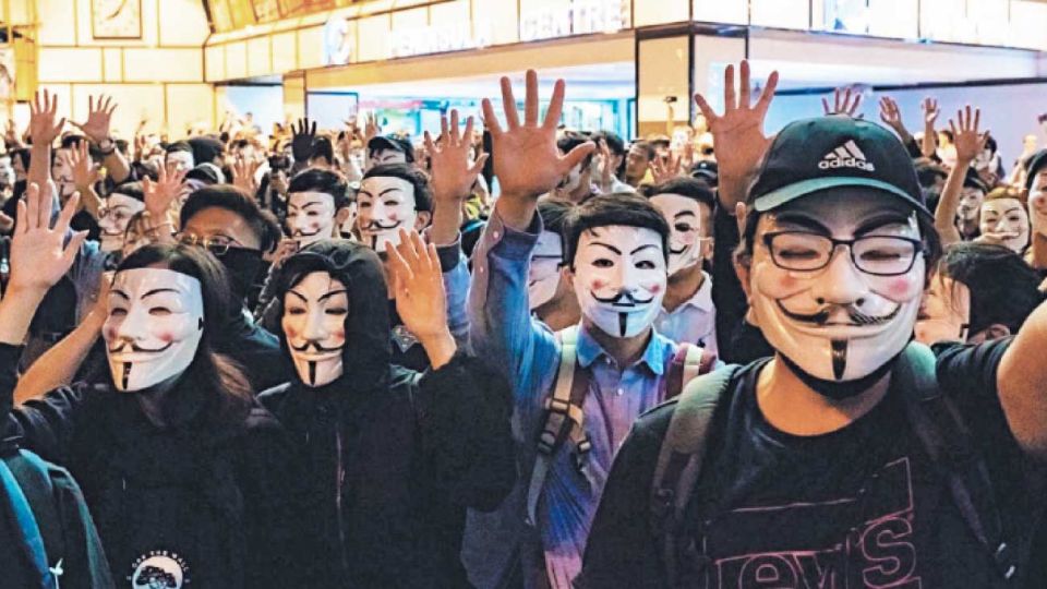 Anonimos. Cuando las tensiones y las desigualdades se tornan extremas, se oscila entre la paranoia, que ve la dominación en todas partes, y la violencia, que la revela mediante la acción y que permite identificar al “enemigo”.