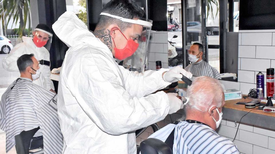 Piloto. Ayer se implementó una nueva manera de trabajo para los peluqueros de Mar del Plata.