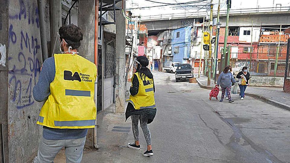 Atención. La disparada de casos en villas activó al Gobierno.