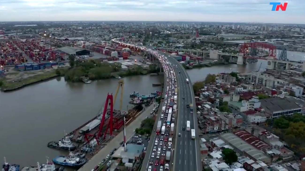 Colas de autos en accesos