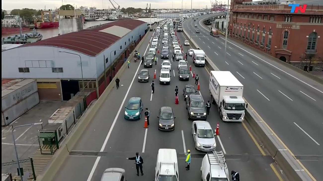 Colas de autos en accesos