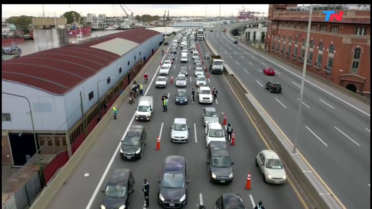 Colas de autos en accesos