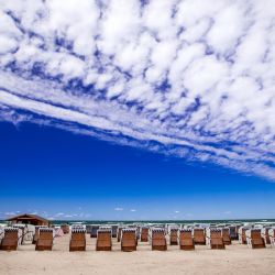 Alemania. una vista general de las sillas vacías en la playa que se volvieron a colocar en medio del aflojamiento del bloqueo del coronavirus, sin embargo, los turistas nunca se presentaron durante las condiciones climáticas turbulentas. Foto: Jens Büttner / dpa-Zentralbild / dpa | Foto:DPA