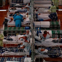 Los pacientes afectados por el coronavirus COVID-19 son tratados en un hospital de campaña instalado en un gimnasio deportivo, en Santo Andre, estado de Sao Paulo, Brasil, el 11 de mayo de 2020. (Foto de Miguel SCHINCARIOL / AFP) | Foto:AFP