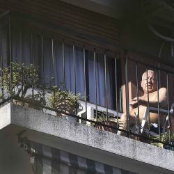 telam Buenos Aires: Las personas disfrutan este dia de sol en sus balcones  Este domingo fue ideal para que las personas que tienen balcon en su casa pudieran disfrutar del sol como si fuera un dia de primavera, olvidandose un rato de la cuarentena. | Foto:telam