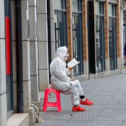 China. Una persona lee en una calle de Wuhan durante la pandemia. POLITICA INTERNACIONAL -/TPG via ZUMA Press/dpa | Foto:DPA