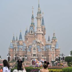 La gente visita el parque de atracciones Disneyland en Shanghai el 11 de mayo de 2020. - Disneyland Shanghai reabrió el 11 de mayo al público después de estar cerrado desde enero debido al brote de coronavirus COVID-19. (Foto por Héctor RETAMAL / AFP) | Foto:AFP