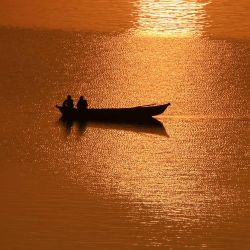 11 de mayo de 2020, India: los barqueros regresan a la costa durante la puesta de sol en medio del bloqueo impuesto por el gobierno debido a la pandemia de coronavirus. Foto: Prabhat Kumar Verma / ZUMA Wire / dpa | Foto:DPA
