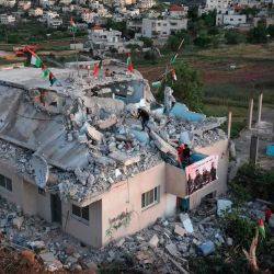 Una vista muestra la casa familiar del asaltante palestino Qassam Barghouti después de que fue parcialmente demolida por las fuerzas israelíes en la aldea de Kobar, cerca de Ramallah, en Cisjordania ocupada por Israel el 11 de mayo de 2020. - Las fuerzas israelíes demolieron la casa de un palestino acusado de estar involucrado en un ataque con bomba el año pasado que mató a un adolescente israelí en la Cisjordania ocupada. La explosión del 23 de agosto de 2019, cerca de un manantial cerca del asentamiento judío de Dolev, mató a Rina Shnerb, de 17 años, e hirió a su padre y a su hermano. (Foto por ABBAS MOMANI / AFP) | Foto:AFP