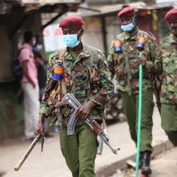11 de mayo de 2020, Kenia, Nairobi: policías kenianos patrullan las calles después de que la gente protestó por la restricción impuesta al movimiento en medio de la pandemia de coronavirus, y pidió al gobierno que les proporcionara alimentos de socorro. Foto: Billy Mutai / SOPA Imágenes a través de ZUMA Wire / dpa | Foto:DPA