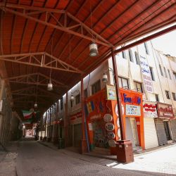 Las tiendas están cerradas en el mercado de Mubarakiya en la ciudad de Kuwait durante el cierre nacional de 20 días debido a la pandemia de COVID-19, el 11 de mayo de 2020. (Foto de YASSER AL-ZAYYAT / AFP) | Foto:AFP