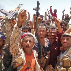 Combatientes del gesto del Consejo de Transición del Sur (STC) luego de enfrentamientos con las fuerzas gubernamentales respaldadas por Arabia Saudita en el área de Sheikh Salim en la provincia meridional de Abyan el 11 de mayo de 2020. (Foto de Nabil HASAN / AFP) | Foto:AFP