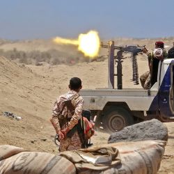Los combatientes del Consejo de Transición del Sur (STC) disparan hacia las posiciones de las fuerzas gubernamentales respaldadas por Arabia Saudita durante los enfrentamientos en el área de Sheikh Salim en la provincia meridional de Abyan el 11 de mayo de 2020. (Foto de Nabil HASAN / AFP) | Foto:AFP