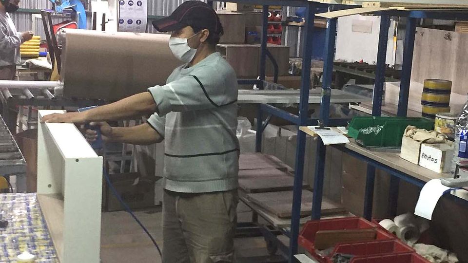 Una fábrica de muebles en Santa Fe volvió a producir bajo protocolo por Covid-19