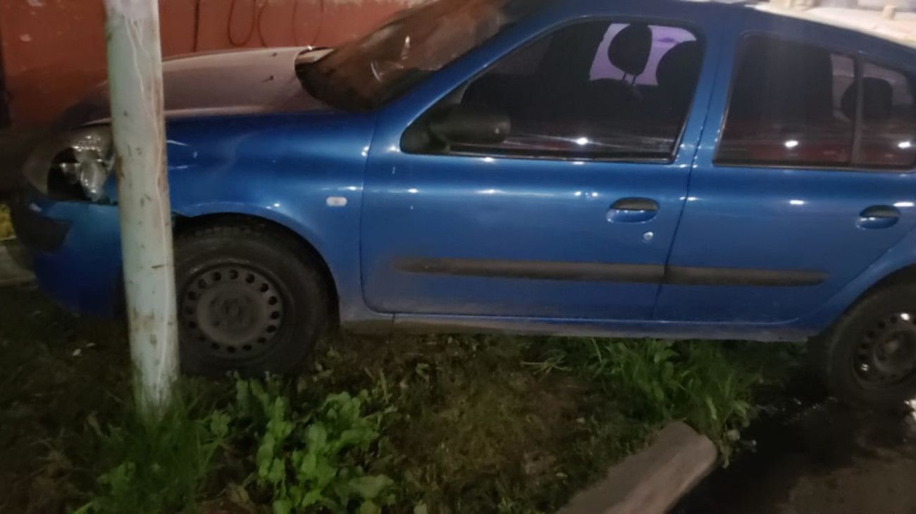 El Renault Clio en el que viajaba Gatti chocó contra un poste en Villa Fiorito. 