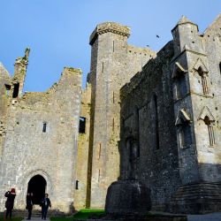 Hay muchos mitos asociados con el gran castillo conocido como la Roca de Cashel, Rock of Cashel. 