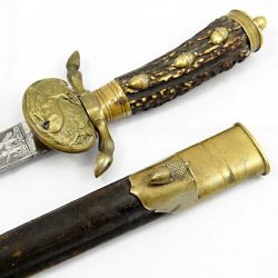 El modelo a portar de estos cuchillos de caza era elegido por cada cazador y no existían normas oficiales de producción.