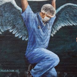 Una mujer mira el mural de un trabajador de la salud con alas sosteniendo un globo en el Día Internacional de las Enfermeras en Melbourne el 12 de mayo de 2020. - Mientras el personal del hospital de primera línea se enfrenta constantemente a los riesgos del brote de coronavirus COVID-19, el mundo está marcando Internacional Día de las enfermeras, celebrado en todo el mundo cada 12 de mayo, aniversario del nacimiento de Florence Nightingale. (Foto de William WEST / AFP) | Foto:AFP