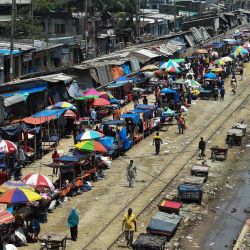 Vista de los puestos de vendedores ambulantes del mercado a lo largo de un área peatonal durante un bloqueo impuesto por el gobierno como medida preventiva contra la propagación del coronavirus COVID-19 en Dhaka el 12 de mayo de 2020. (Foto por MUNIR UZ ZAMAN / AFP) | Foto:AFP