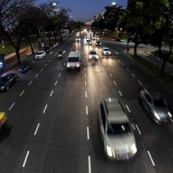 2020-05-11 - 19:48:00 hs.  Buenos Aires: Nueva etapa de la cuarentena y más tránsito en la ciudad  La apertura de algunos comercios minoristas de cercania, el formato "para llevar" en locales gastronómicos y las ferias barriales son algunos de los cambios que la ciudad de Buenos Aires experimentara manana, en el marco de la flexibilización del aislamiento, mientras hoy se registroo un mayor movimiento en los accesos y el transporte. | Foto:telam