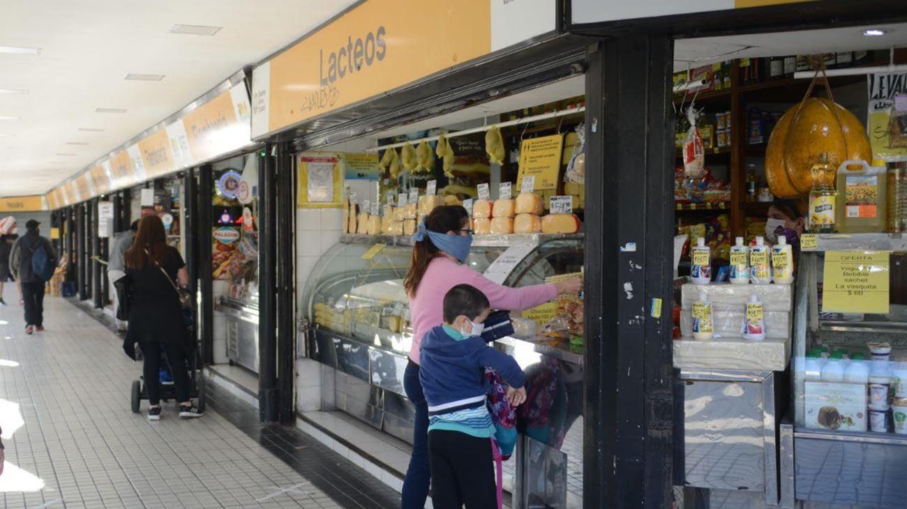 Hoy reabren en la ciudad de Buenos Aires con la flexibilización de la cuarentena locales comerciales de distintos rubros :-Pablo Cuarterolo fotos del mercado de rivadavia y Rojas en Caballito