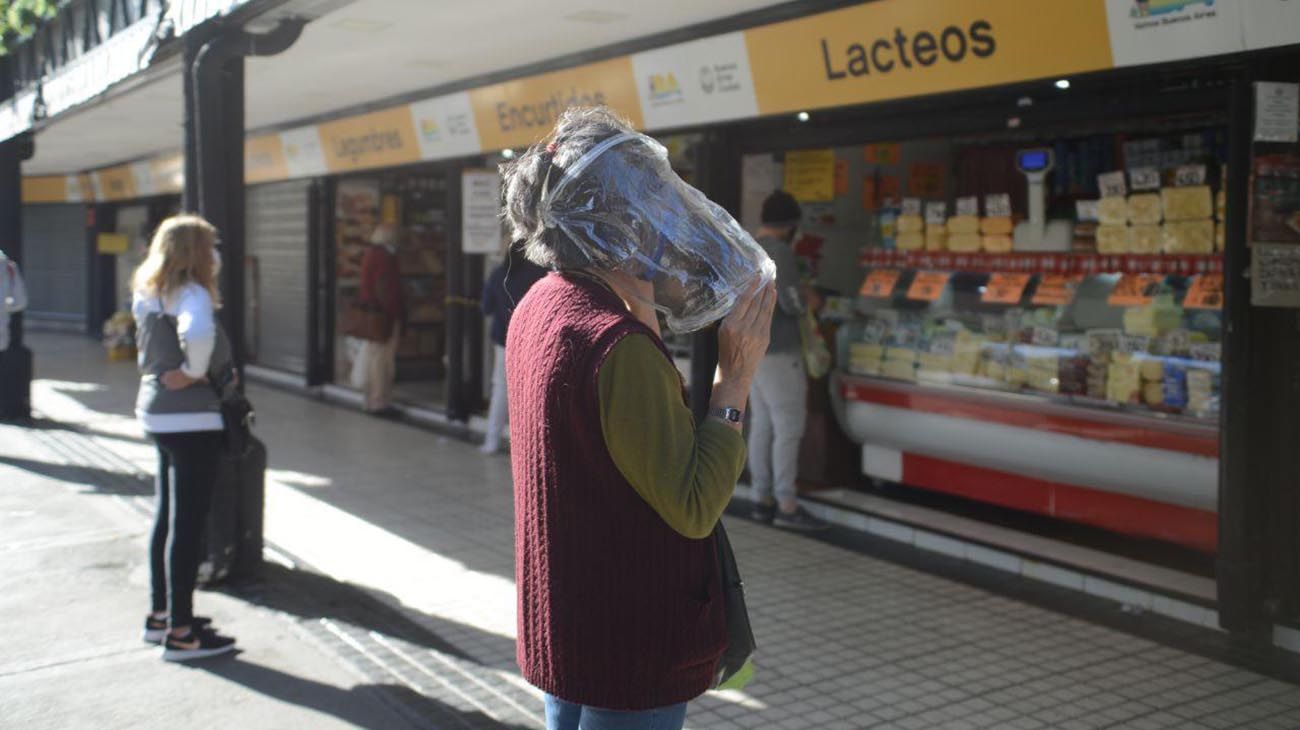 Hoy reabren en la ciudad de Buenos Aires con la flexibilización de la cuarentena locales comerciales de distintos rubros :-Pablo Cuarterolo fotos del mercado de rivadavia y Rojas en Caballito