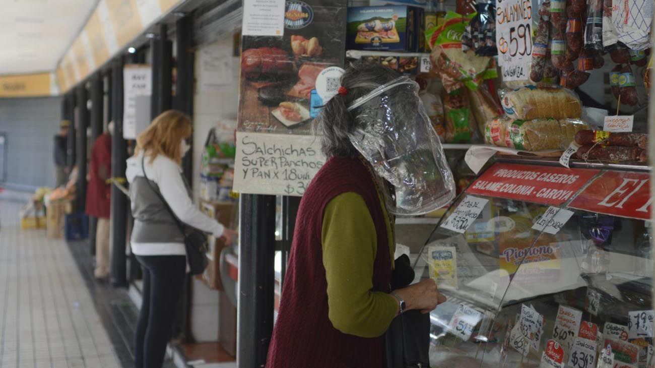 Hoy reabren en la ciudad de Buenos Aires con la flexibilización de la cuarentena locales comerciales de distintos rubros :-Pablo Cuarterolo fotos del mercado de rivadavia y Rojas en Caballito