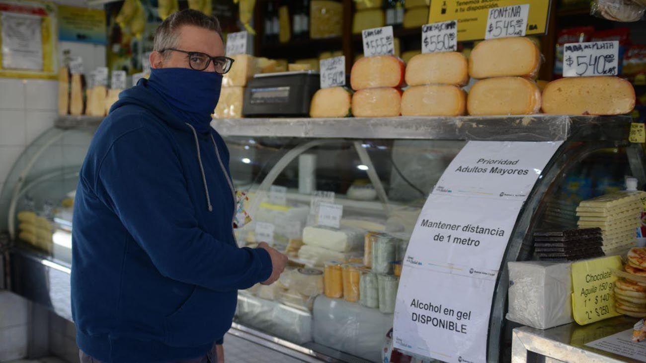 Hoy reabren en la ciudad de Buenos Aires con la flexibilización de la cuarentena locales comerciales de distintos rubros :-Pablo Cuarterolo fotos del mercado de rivadavia y Rojas en Caballito