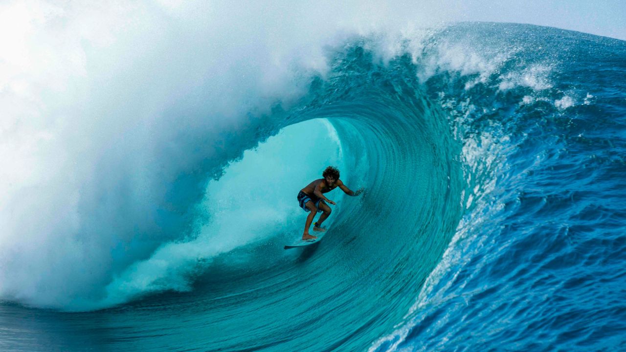 Matahi Drollet, de 22 años, tahitiano, surfista profesional en acción en Teahupoo, frente a la costa de Tahití, en la Polinesia Francesa, el 11 de mayo de 2020, en el primer gran oleaje desde el final el 30 de abril, de las medidas locales de bloqueo establecidas para detener la propagación. del nuevo coronavirus (COVID-19). - El lugar de Teahupoo, en la península de Tahití, ha sido elegido para organizar los eventos de surf de los Juegos Olímpicos de París 2024. (Foto por Suliane FAVENNEC / AFP) | Foto:AFP
