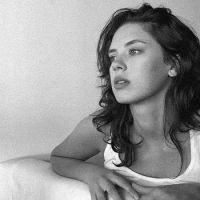Delfina Chaves se mostró al desnudo en el living de su casa