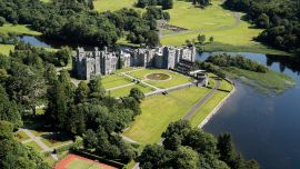 El castillo de Ashford fue tan bien conservado que hoy se convirtió en un hotel de lujo. Perteneció a la familia Guiness.