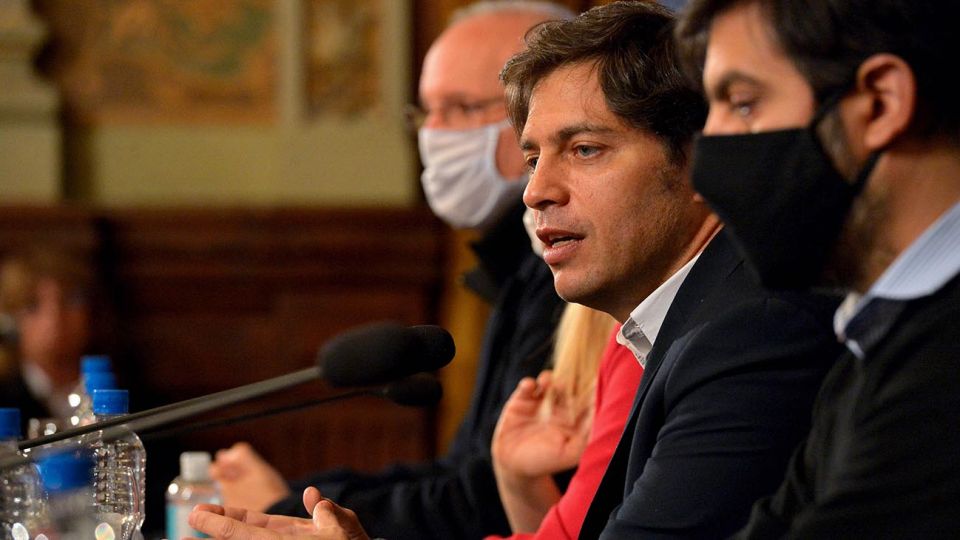 S LA PLATA, MAYO 12:El gobernador de la provincia de Buenos Aires, Axel Kicillof, presento el programa ?Bonaerenses Solidarios y Solidarias? para quienes deseen realizar tareas de colaboraci?n en el marco de la emergencia sanitaria. Estuvo acompa?ado por el jefe de Gabinete, Carlos Bianco; el ministro de Desarrollo de la Comunidad, Andr?s Larroque, su par de Salud, Daniel Gollan, y la vicegobernadora, Veronica Magario