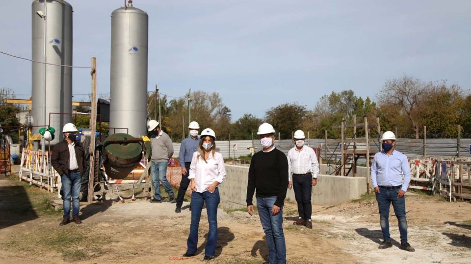 "Malena Galmarini y Juan Zabaleta recorrieron una obra de AySA y firmaron un convenio para seguir ampliando la red de agua y cloacas en Hurlingham"