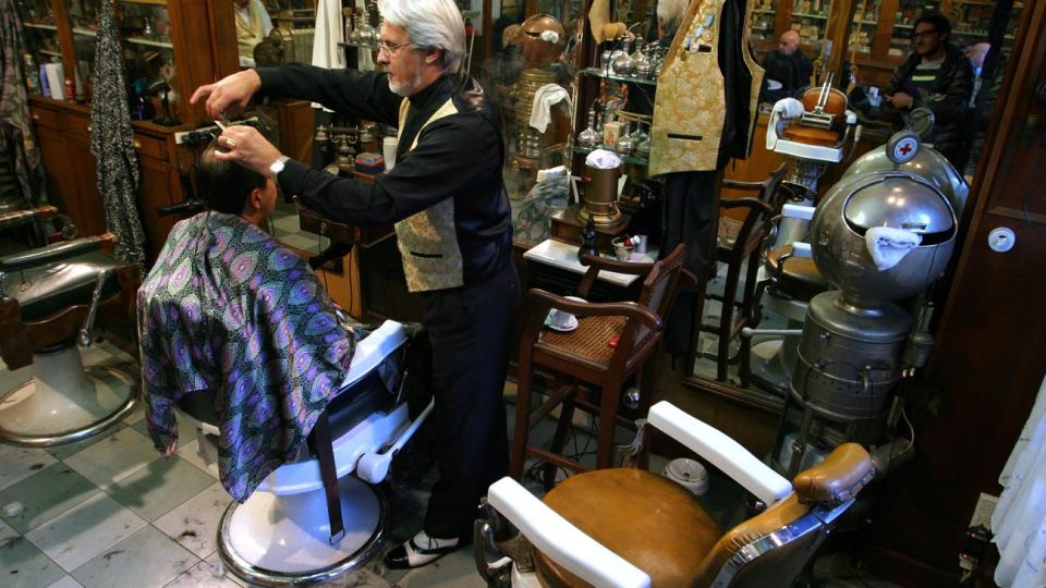 Los salones de peluquerías en actividad.