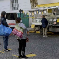 2020-05-12 - 14:15:00 hs.  Buenos Aires: Reabrieron comercios portenos y ferias como parte de la nueva etapa de cuarentena por coronavirus  Comercios minoristas de cercania, locales gastronómicos con la modalidad "para llevar" y algunas ferias de abastecimiento barrial comenzaron a funcionar hoy en la ciudad de Buenos Aires con un esquema para respetar la distancia entre personas y protocolos de higiene, como parte de la nueva etapa de la cuarentena por el coronavirus. | Foto:telam