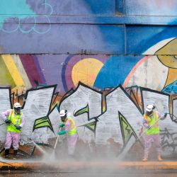 Los trabajadores lavan las calles antes de su desinfección, como medida preventiva contra la propagación del nuevo coronavirus, COVID-19, en el vecindario de Kennedy declarado en alerta naranja por ser una de las localidades con más casos en Bogotá, el 13 de mayo de 2020. ( Foto por Raúl ARBOLEDA / AFP) | Foto:AFP