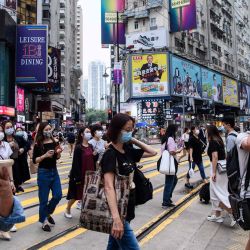 Los peatones usan mascarillas como medida de precaución contra el coronavirus COVID-19 mientras cruzan una carretera en Hong Kong el 13 de mayo de 2020. - Dos personas en Hong Kong dieron positivo por coronavirus, dijeron las autoridades el 13 de mayo, terminando un día de 24 días. No hubo nuevos casos locales que vieron a la ciudad comenzar a facilitar las regulaciones de distanciamiento social. (Foto por Anthony WALLACE / AFP) | Foto:AFP