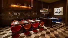 Según los especialistas, la disposición de las mesas debería ser de tal forma que las distancias entre el respaldo de silla a silla, de una mesa a otra sea superior a un metro.